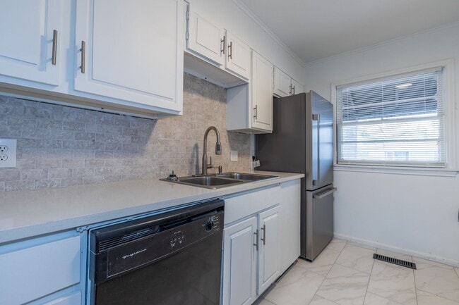 Building Photo - Beautiful 3 bedroom 1 bath, Available in April!