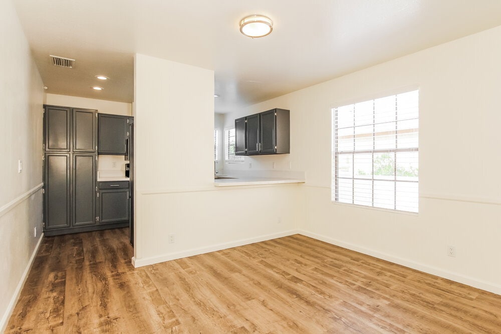 Building Photo - 921 S Val Vista Dr