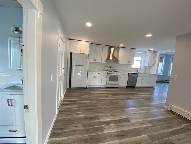 Building Photo - 63 Holten St
