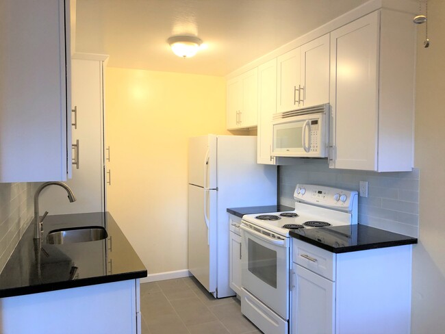 New Kitchen with Shaker cabinet and Quartz countertop - 440 Webster St