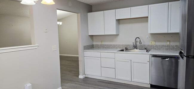 Building Photo - 930 Poppleton Dr