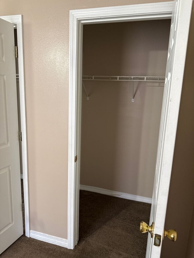 Building Photo - Warm and inviting single-story home, perfect for comfortable living.