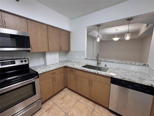 Building Photo - 9340 Fontainebleau Blvd