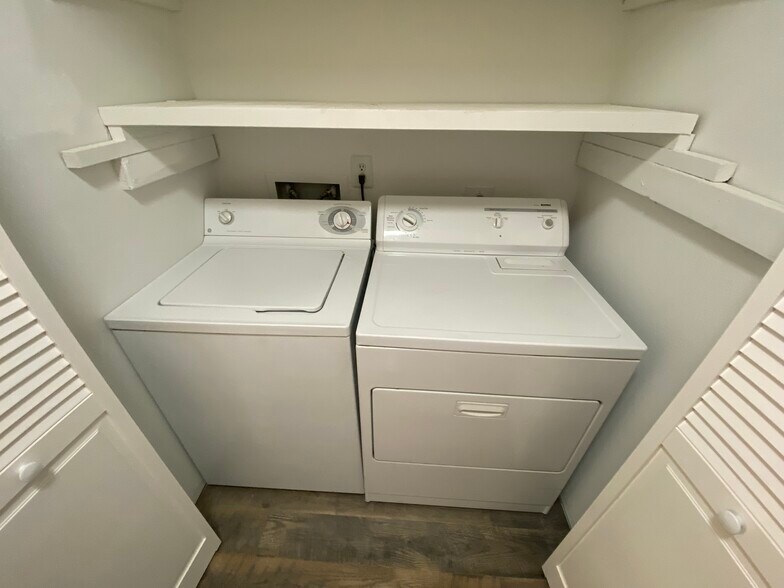 Washer and dryer closet - 3955 Glenhurst St