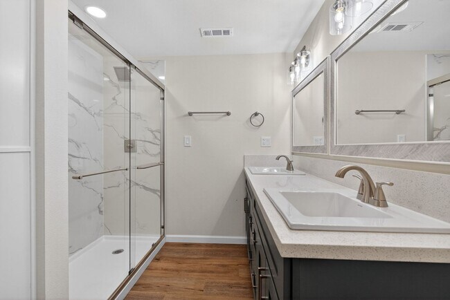 Building Photo - Updated 4BD Lake Oswego Home - Prime Location