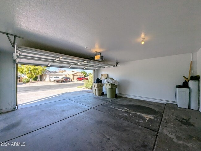 Building Photo - 7059 W Gardenia Ave