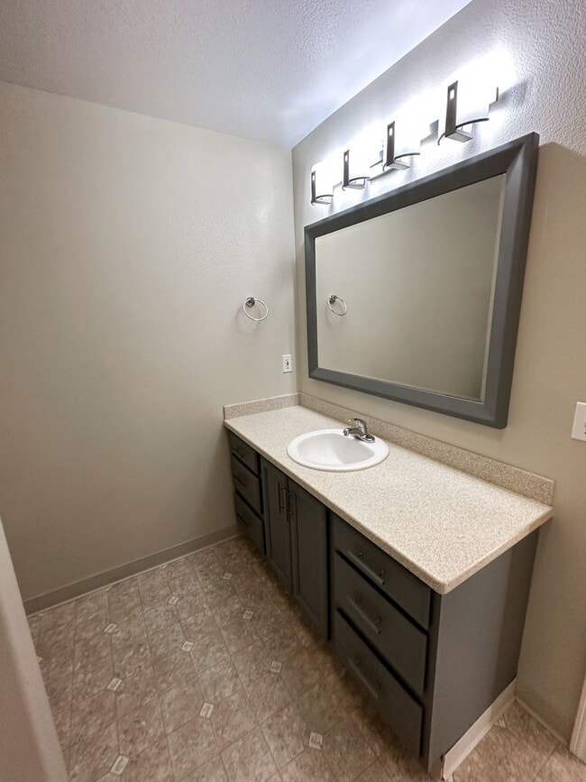 Building Photo - Beautiful Duplex, High End Finishes with L...
