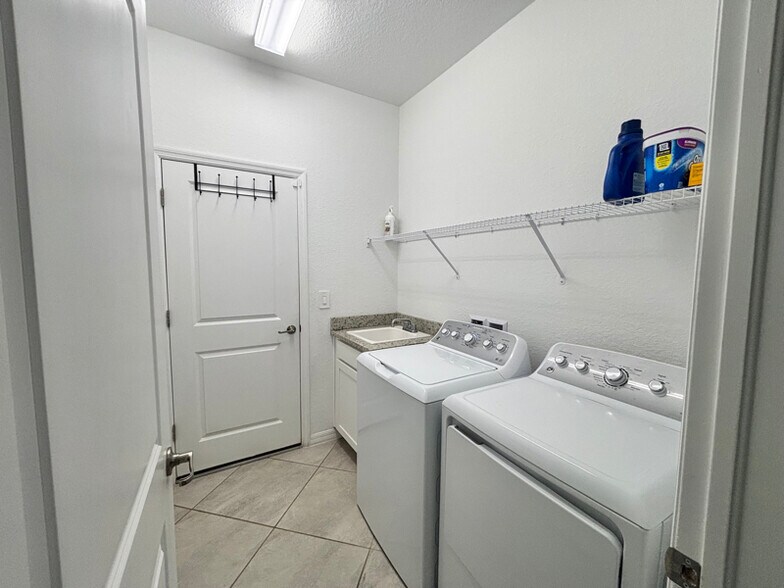 Building Photo - 14527 Palamos Cir