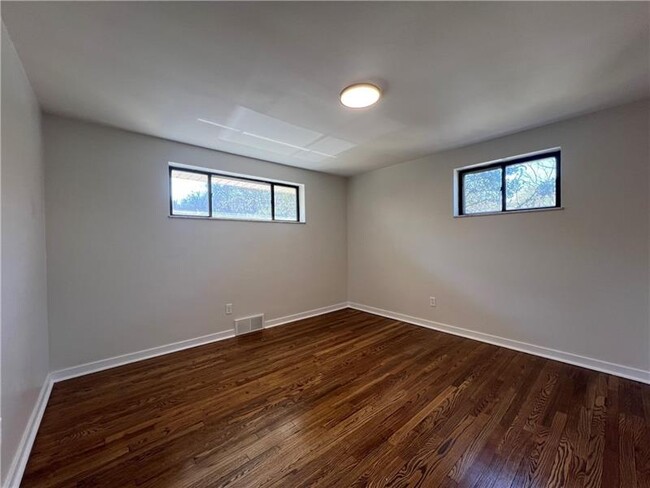 Building Photo - 658 Fort Couch Rd