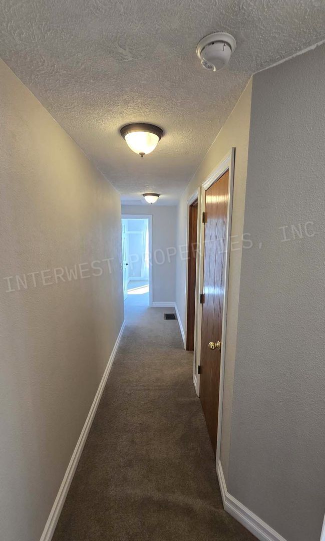 Building Photo - 4+ Bedroom Tigard Home With a Beautiful Vi...
