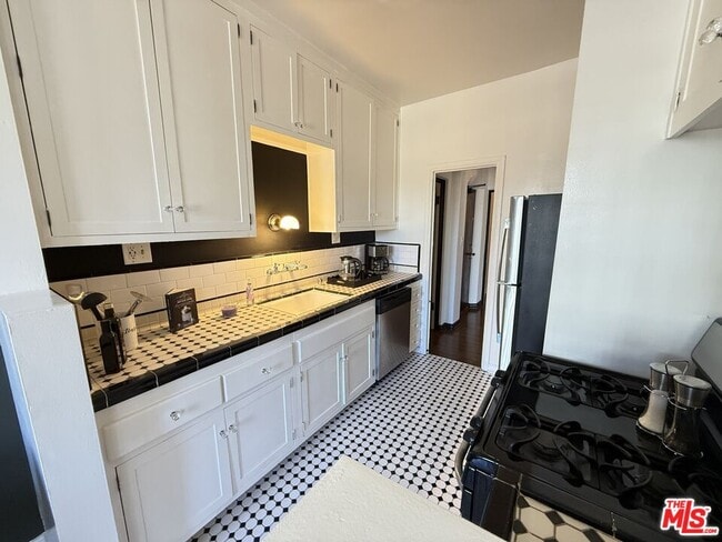 Building Photo - 640 S Bronson Ave