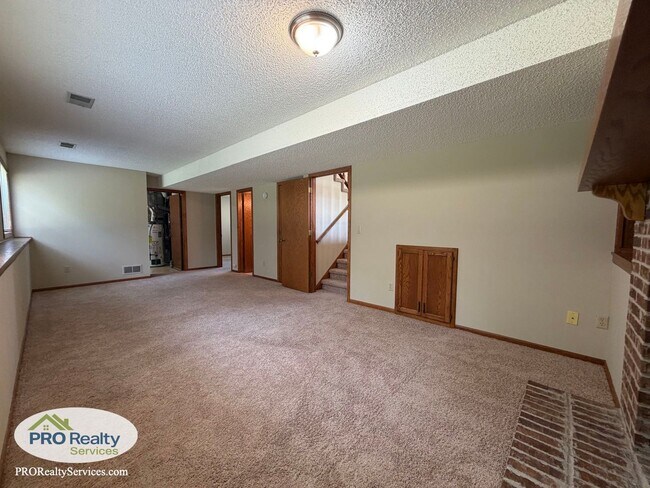 Building Photo - 5642 Royal Oaks Dr