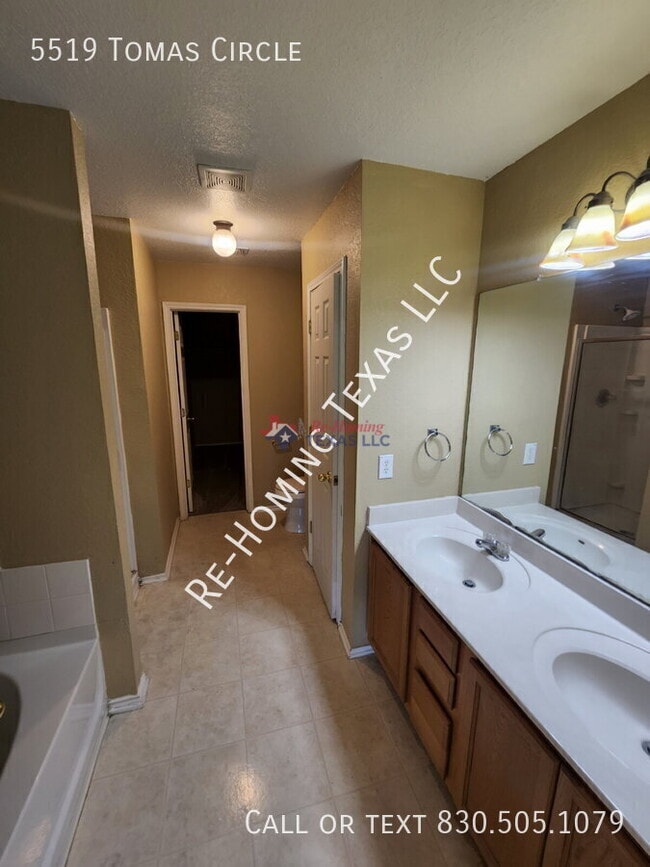 Building Photo - 5519 Tomas Cir.