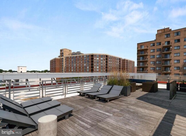 Building Photo - 1320 Fenwick Ln