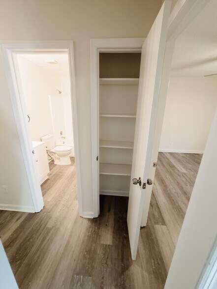 Building Photo - 4001 Hawthorne Cir SE