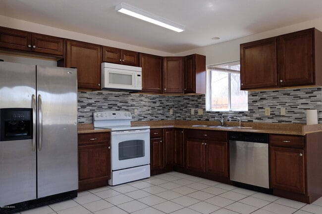 Building Photo - 3144 E Monte Vista Dr