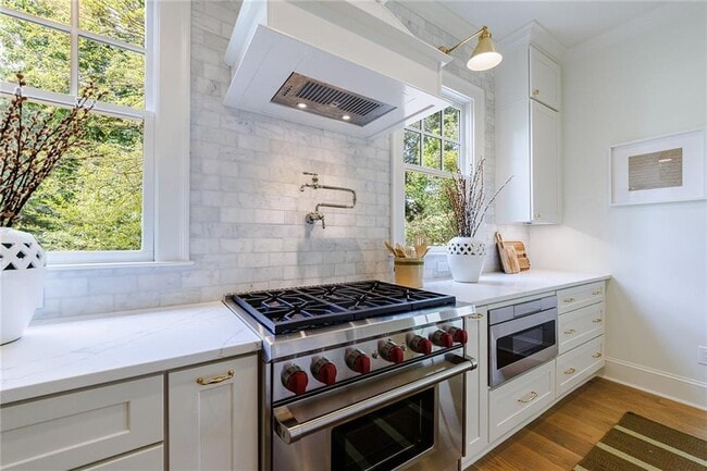 Building Photo - 2717 Skyland Dr NE
