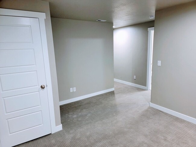 Building Photo - Gorgeous Townhome!!!