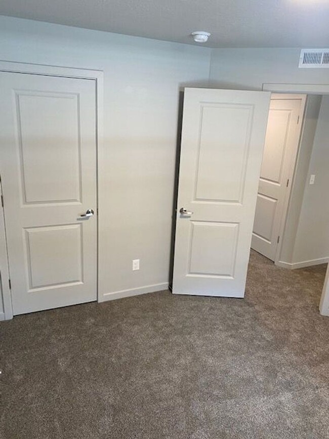 Building Photo - Beautiful 2 Bedroom Condo in Provo!