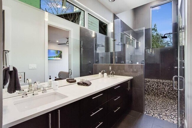 Building Photo - 1802 W 10th St