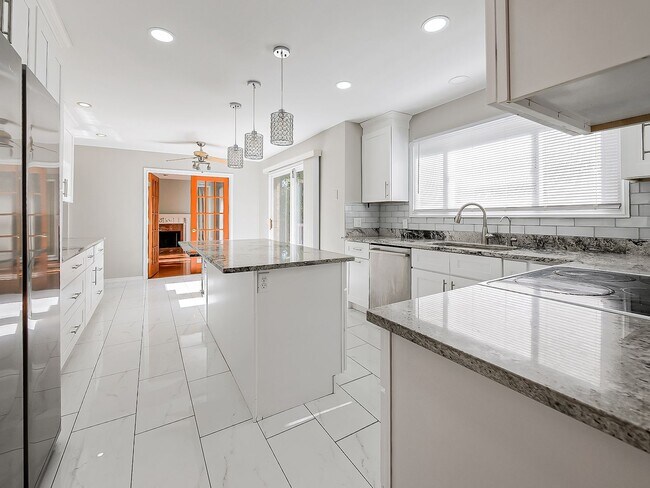 Building Photo - Fully Upgraded 3-Bed Farmington Hills Home!