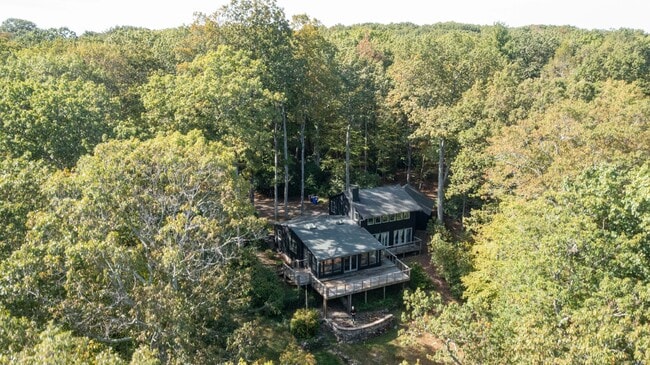 Building Photo - 118 Lake Dr