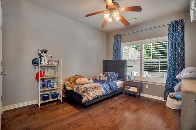Building Photo - Fabulour Bridgeport S/D Home w/AMAZING out...