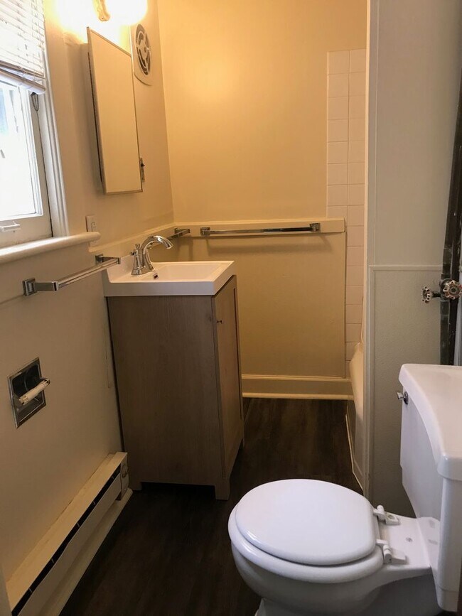 Building Photo - 7 Bedroom 3 Bathroom Unit with Updates! Available May 16th 2026