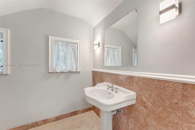 Building Photo - 11 E Rivo Alto Dr