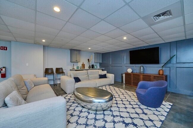 Building Photo - 16 W Broadway