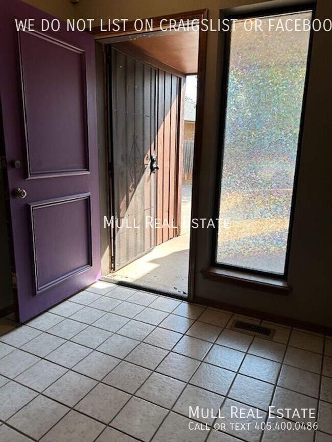 Building Photo - 2824 Silvertree Dr