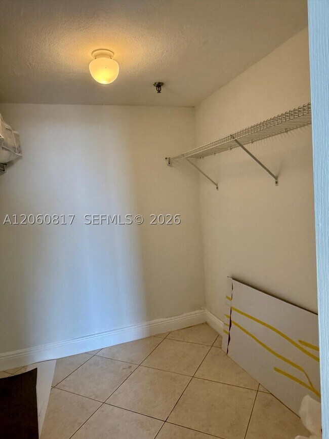 Building Photo - 2625 Collins Ave