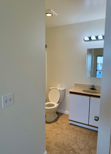 Building Photo - 1519 N Mariposa Ave