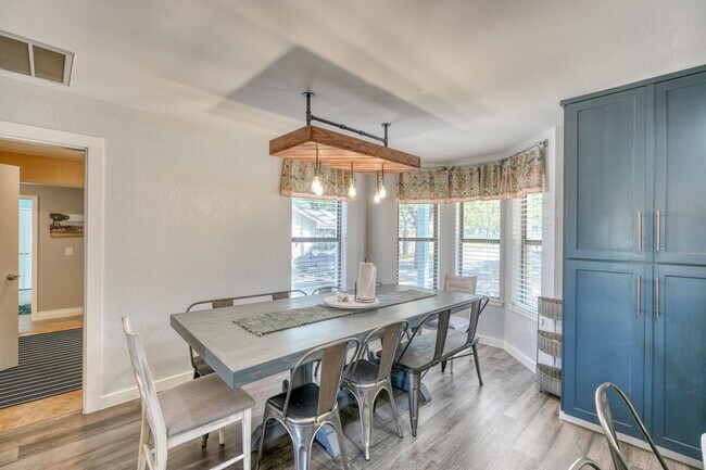 Building Photo - 724 S Chaparral
