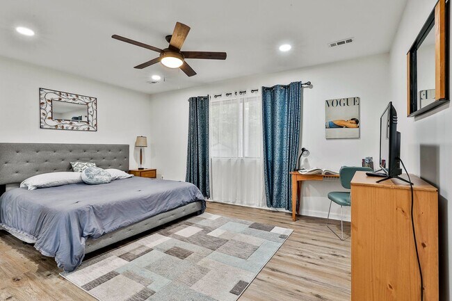 Building Photo - Charming 3 Bed / 2 Bath Furnished Ranch in One of Peachtree City's Most Scenic Settings