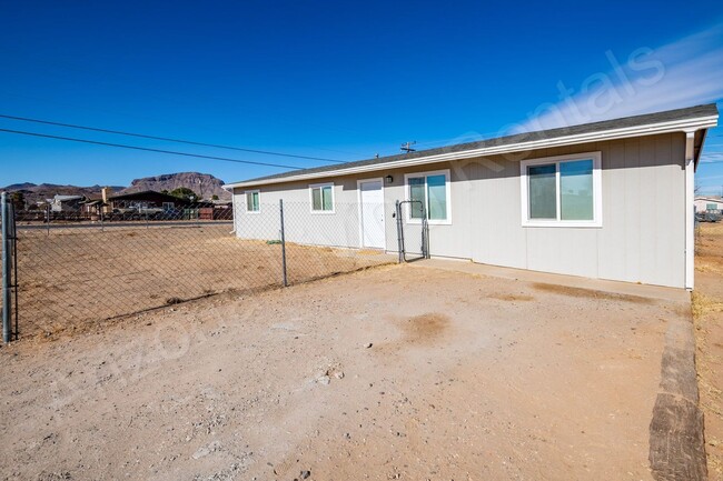 Building Photo - SPACIOUS 4 BEDROOM