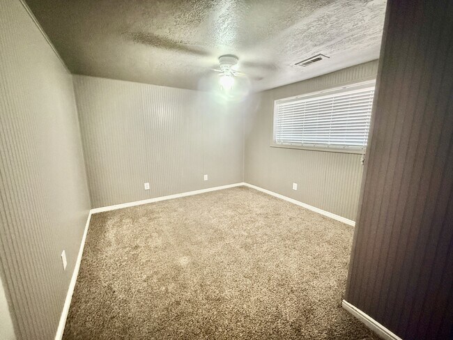 Building Photo - 1021 N 925 E St