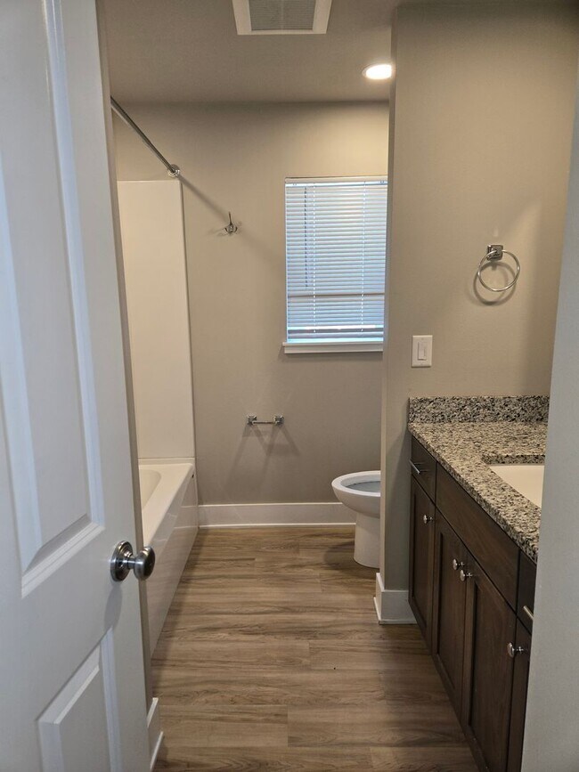 Building Photo - Newly Remodeled 2-Bedroom, 1-Bath Close to Downtown Salem!