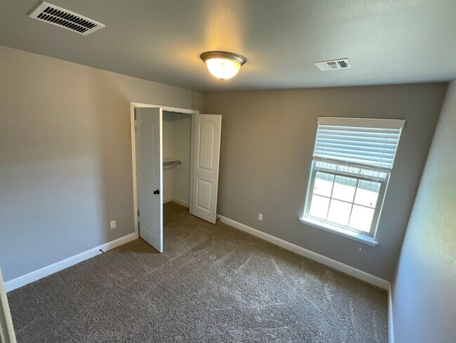 Building Photo - COMING SOON: Beautiful 3BR/2BA Home in Jop...