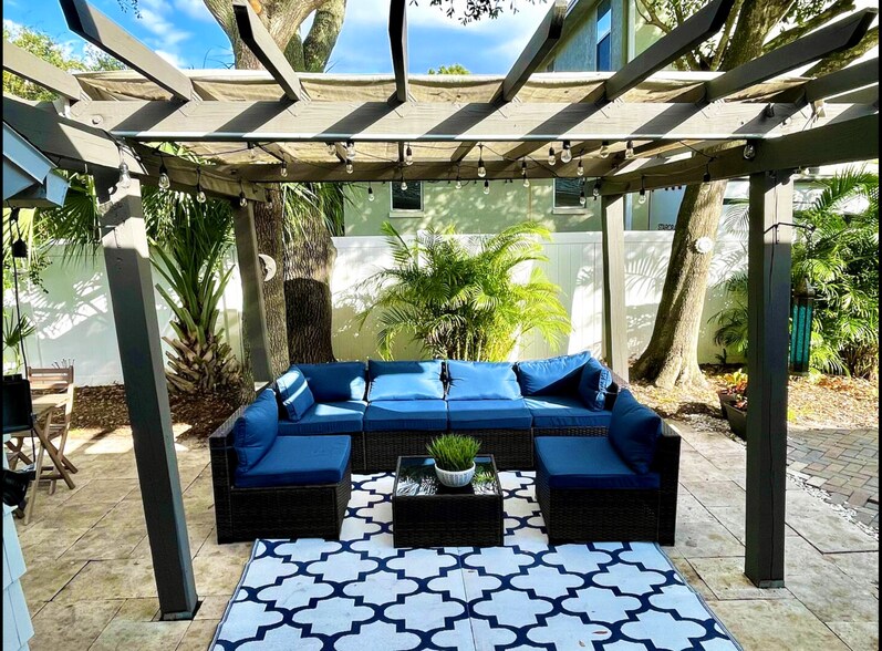 pergola day - 3319 W Paul Ave