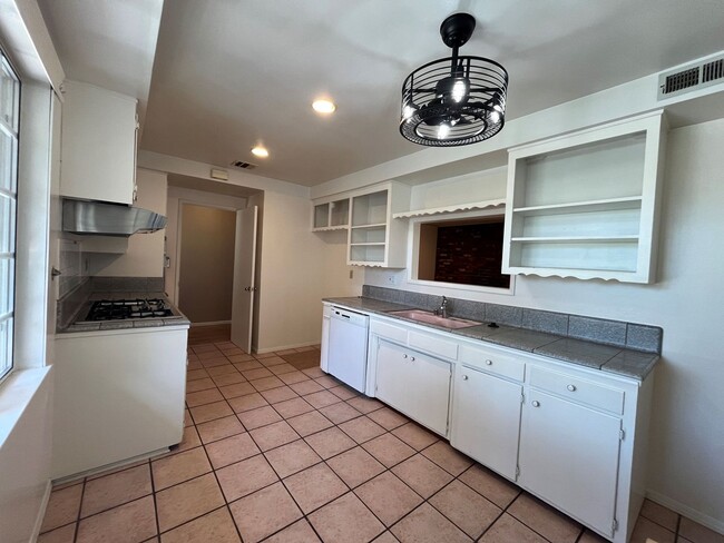 Building Photo - Canoga Park 3BR w/pool + great backyard, o...