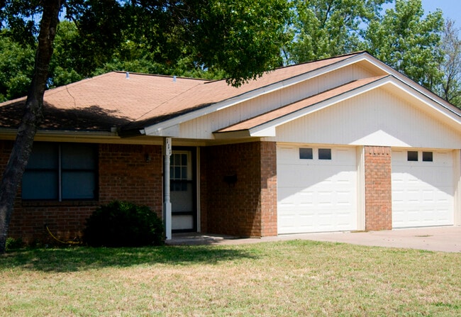 Building Photo - 111 Briarwood Ln