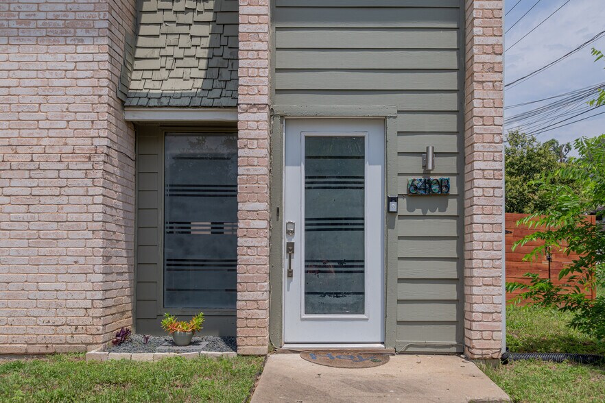 Building Photo - 6410 Chimney Creek Cir