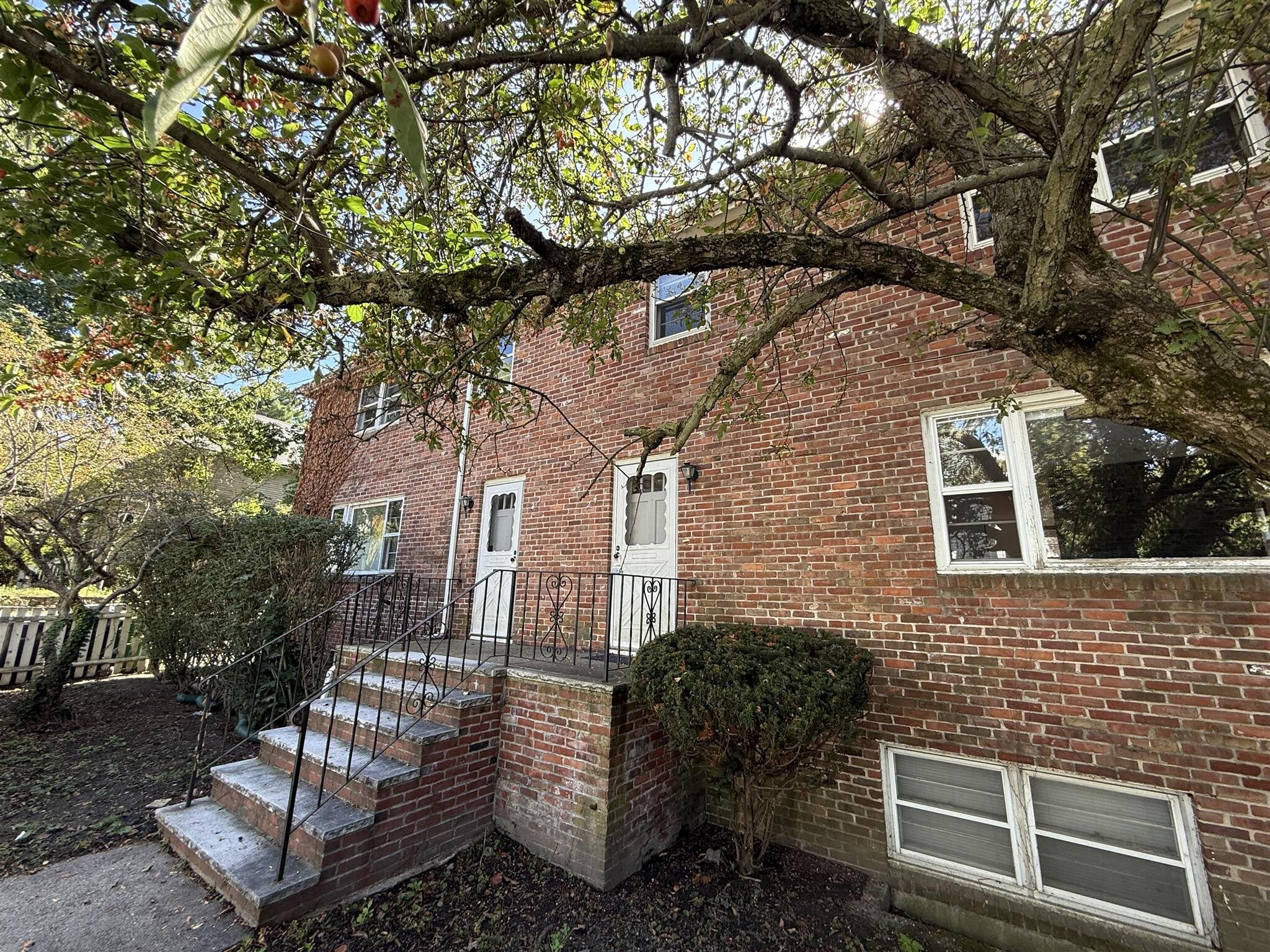 Building Photo - 22 Saville St