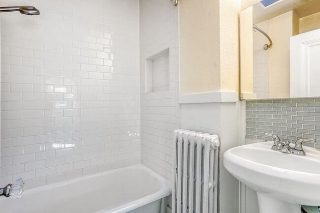 Building Photo - Charming and updated bungalow located just west of Wash Park!! Move in Special 1-month free rent!