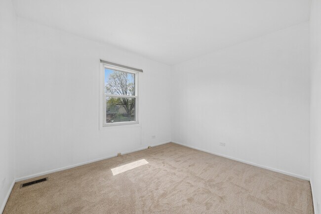 Building Photo - 1553 Brandywyn Ct N