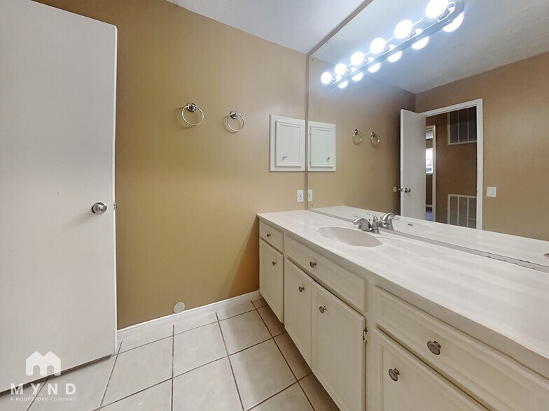 Building Photo - 2103 Woodland Springs St