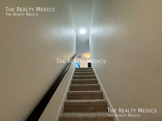 Building Photo - 1328 Karok St