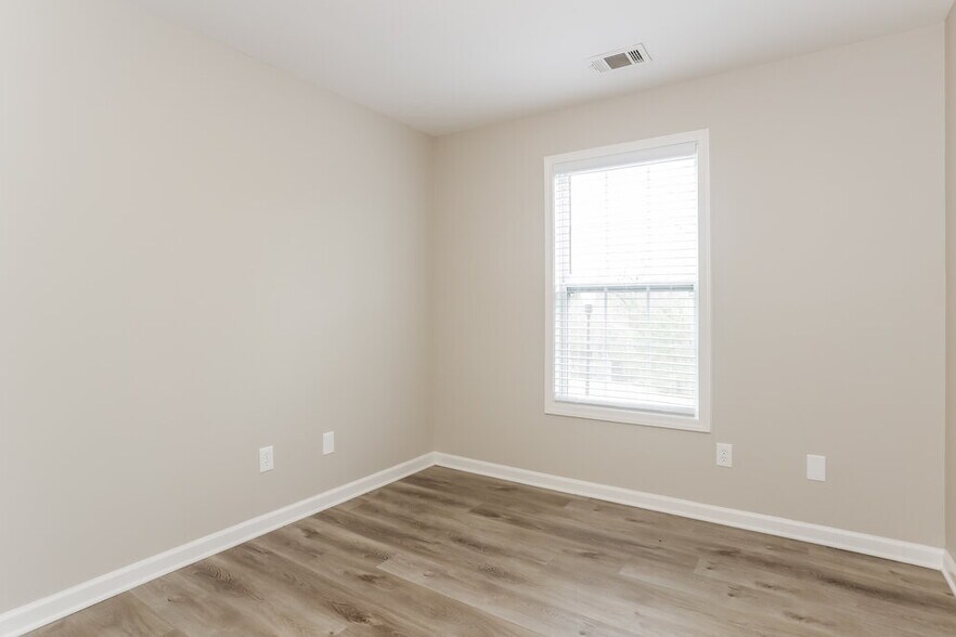 Building Photo - 5701 Castlebrook Dr
