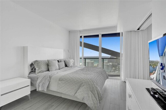 Building Photo - 3101 Bayshore Dr